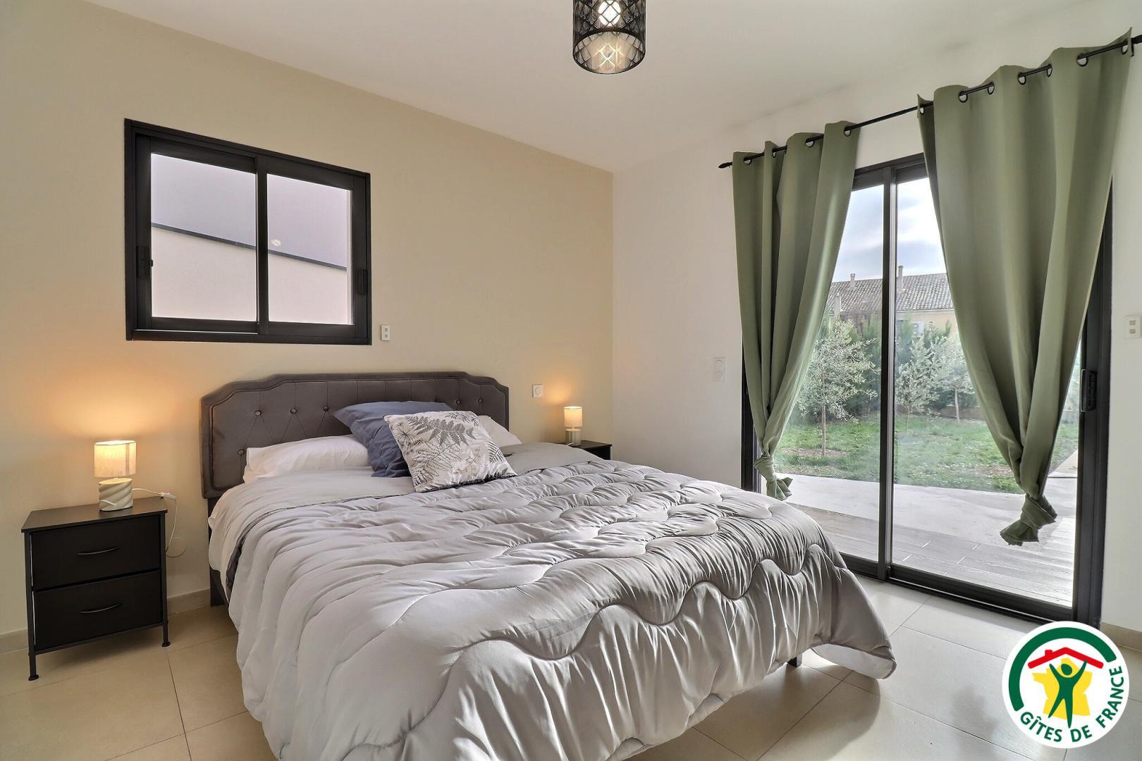 Chambre RDC : un lit double (1x160x200), salle d'eau privative, accès terrasse