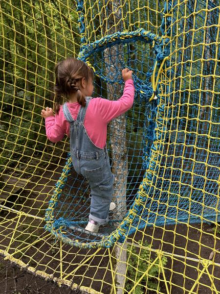 Petite fille dans l'espace Loupiot (parcours filaire)
