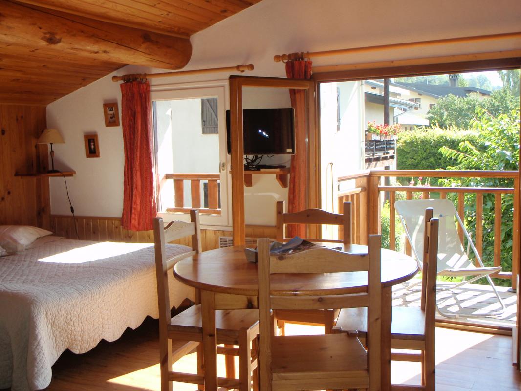 Notre chambre d'hôtes est orientée sud-est.Des transats sont à votre disposition sur le balcon pour profiter du soleil.
Très belle vue sur les montagnes frontalières et sur le parc national de la Vanoise