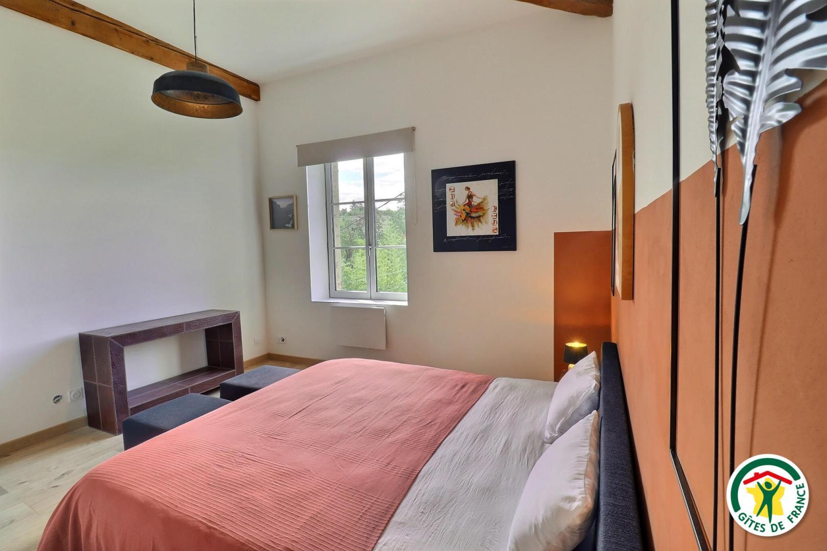 Lit king size 180x200cm, fenêtre avec store, portant avec cintres et rangements