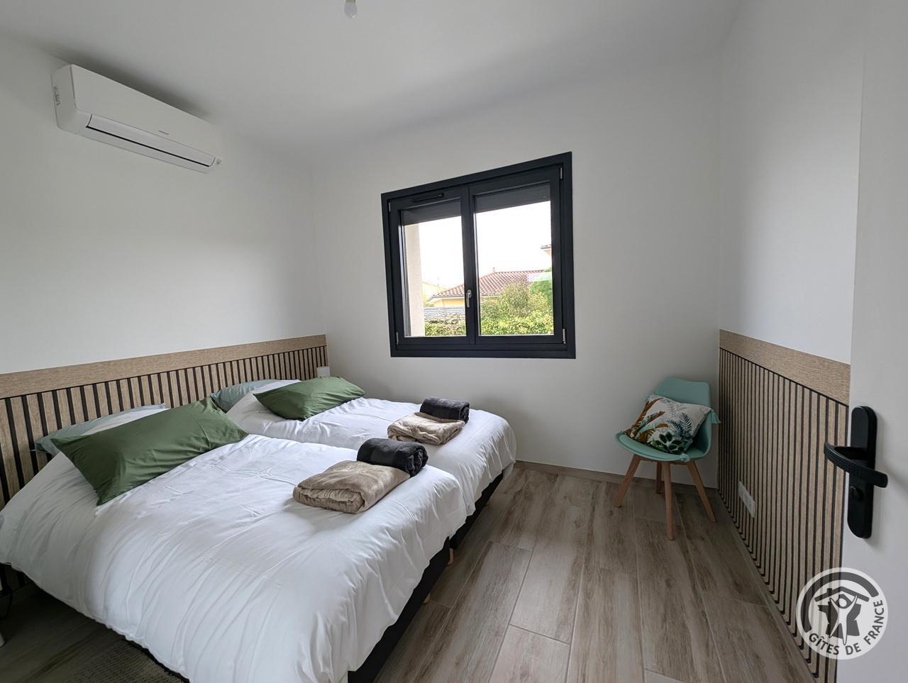 Gîte - 4 personnes - 1 chambre à Chaponnay dans la Plaine de Lyon, Sud-Est Lyonnais - Proximité d'Eurexpo - RHONE : la chambre pour 2 personnes.