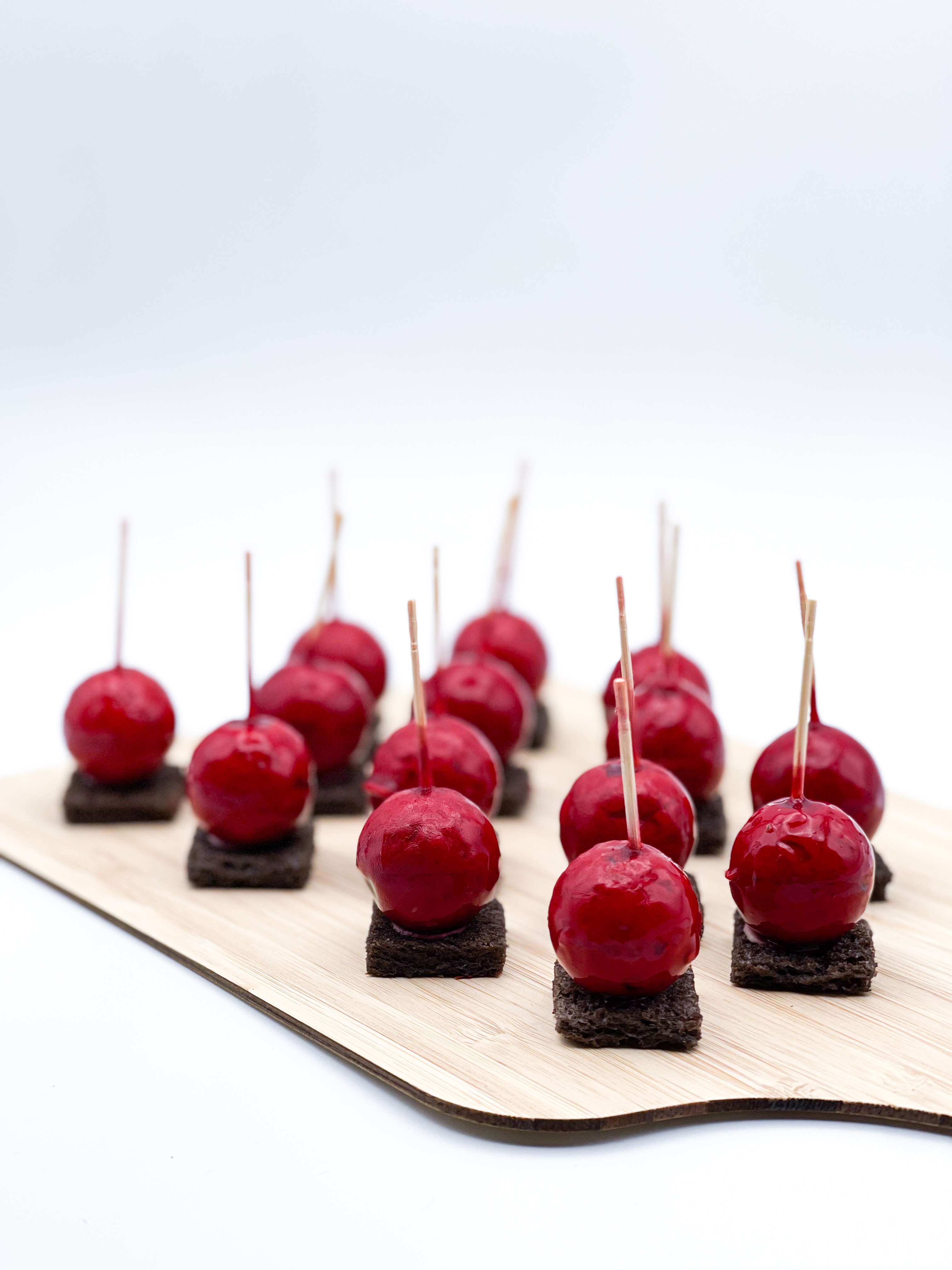 Mets Délices Traiteur - Foie gras and Amarena cherry sphere