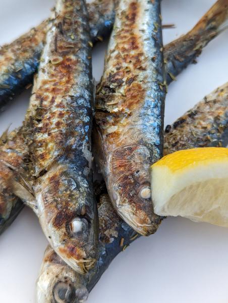 Zoom sur des sardines grillées.