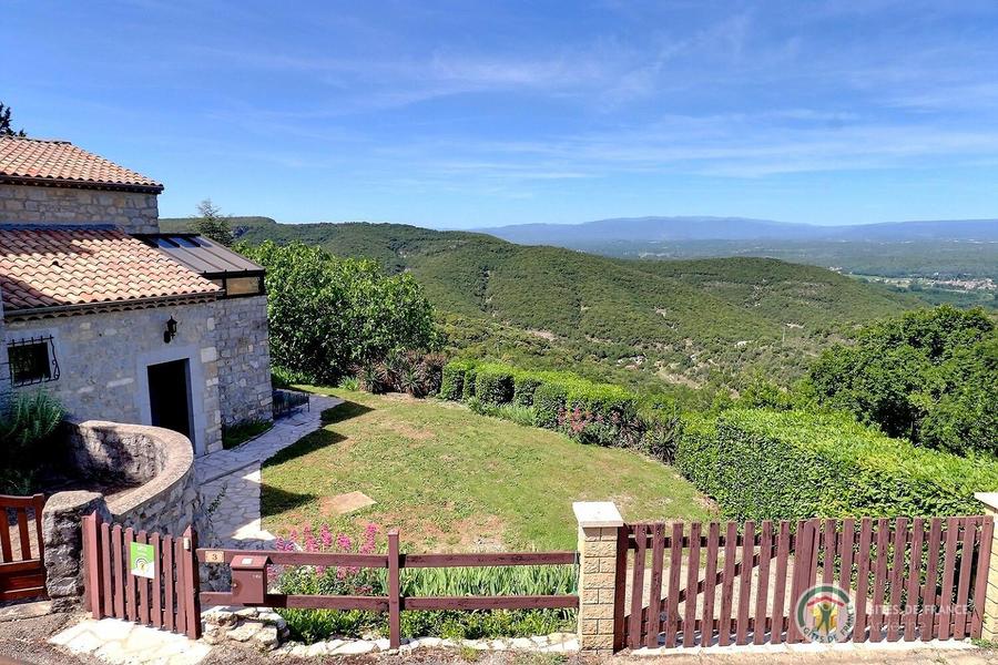 Vue magnifique sur les monts dArdèche et emplacement unique
