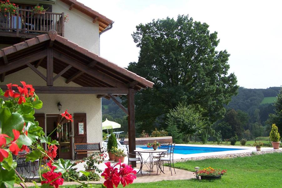 Gîte LA CLEF DES CHAMPS à Saint Jean La Bussière, 1 Km lac des sapins (Rhône, monts du Beaujolais).