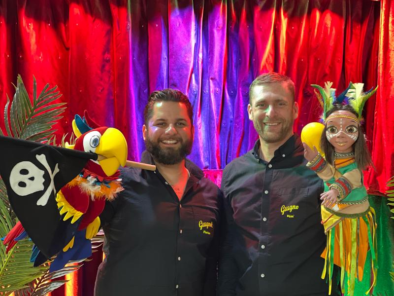 Guignol et Rio le majestueux perroquet