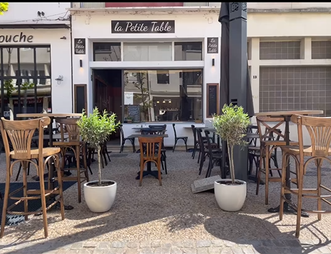 La petite table