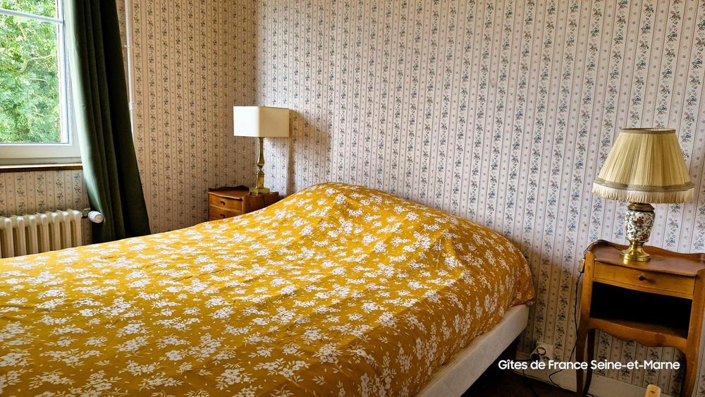 Gite de la Noue - A l'étage, chambre Églantine avec 1 lit double et coin lavabo Gite de la Noue - A l'étage, chambre Églantine avec 1 lit double et coin lavabo