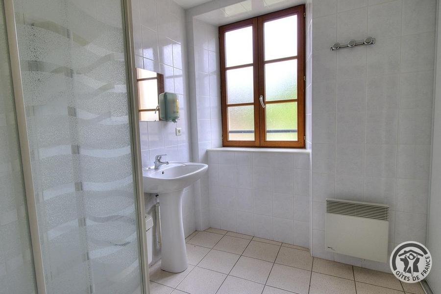 Grand Gîte communal - 15 personnes à Affoux - centre du village, en Haut Beaujolais, dans le Rhône : Salle d\'eau au 1er étage.