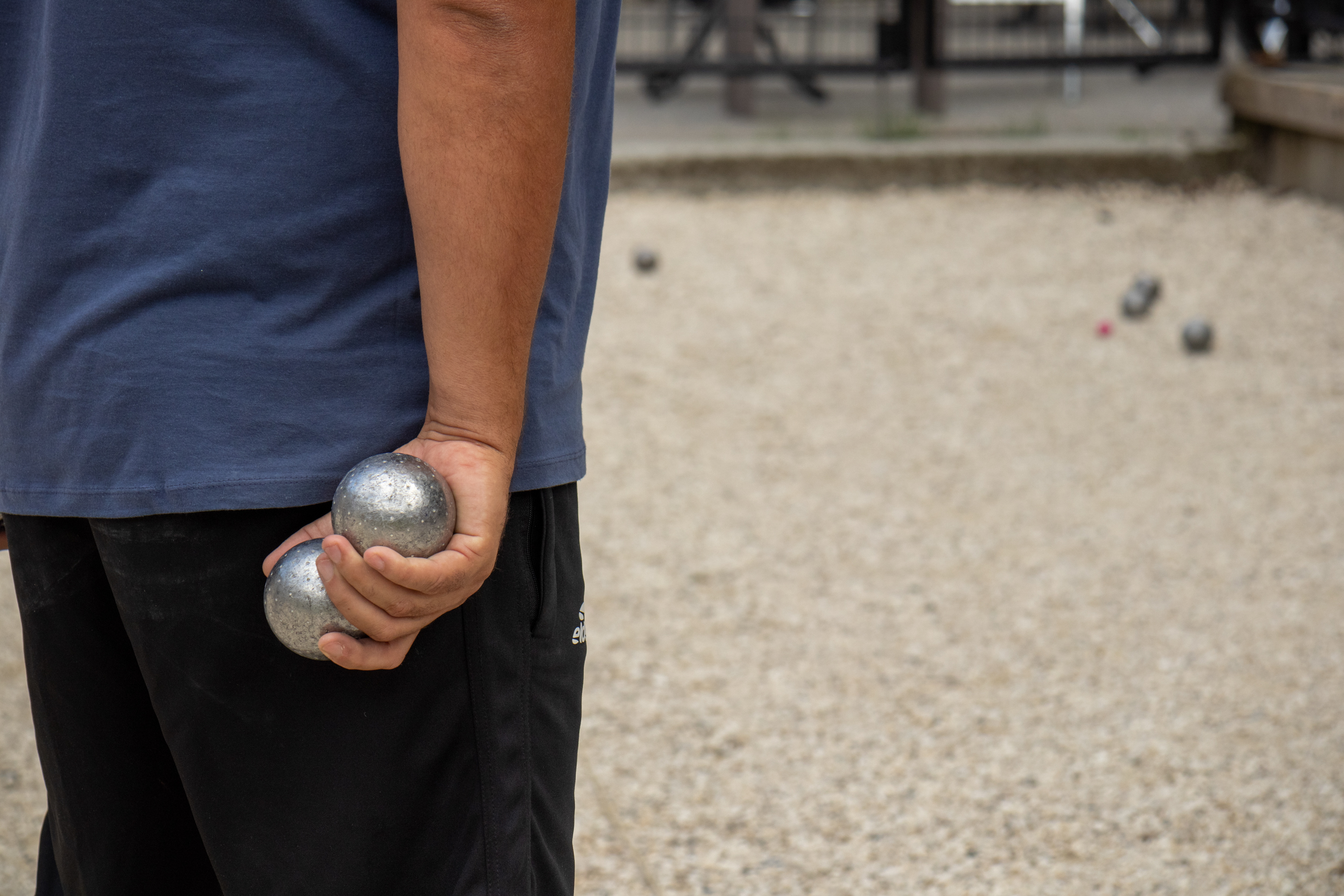 Joueur avec les boules de pétanque à la main