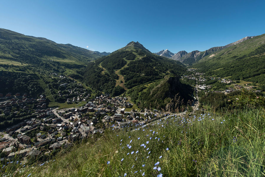 Valloire l'été, vue sur le massif de la Sétaz