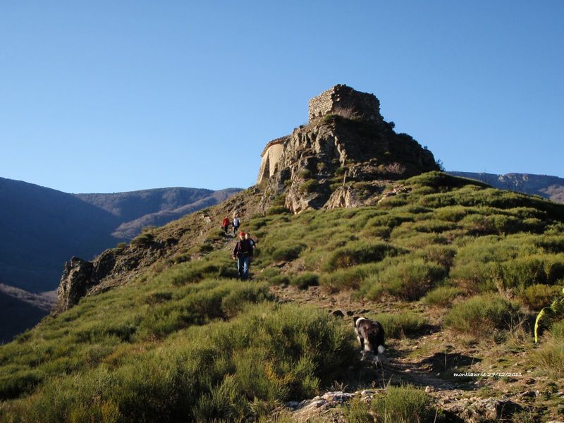Mayres - Chapelle st médard et château de Montlaur ©mairiedemayres