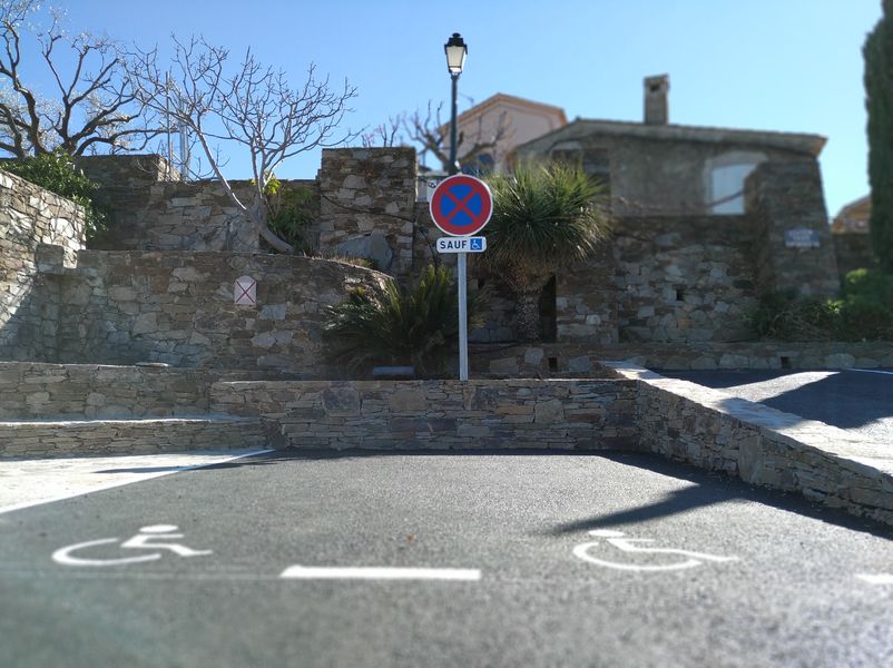 Place handicapée sur la place Léon Martel https://gassin.eu