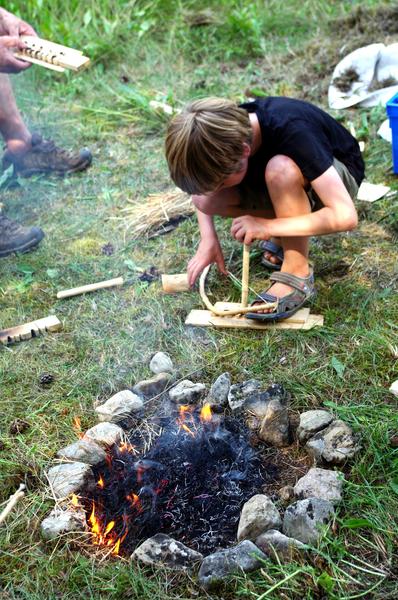 Faire le feu dans la préhistoire, Séjour en famille, plongée en nature et préhistoire_Lalley, Trièves, Ecotourisme