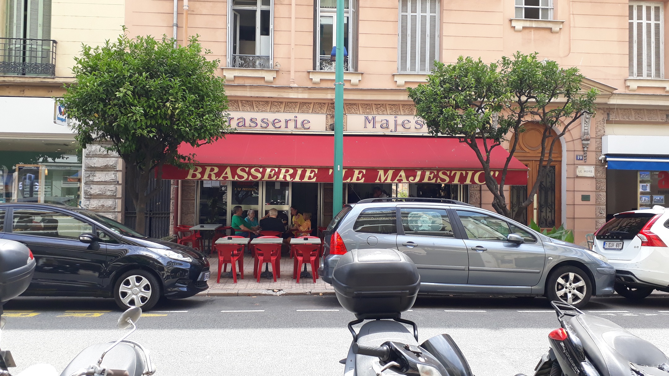 Façade de la brasserie Le Majestic