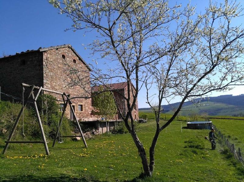 Grand Gîte \'Au Foin Tendre\' à Amplepuis (Rhône - Beaujolais Vert - proximité Lac des Sapins) : la maison et le jardin.