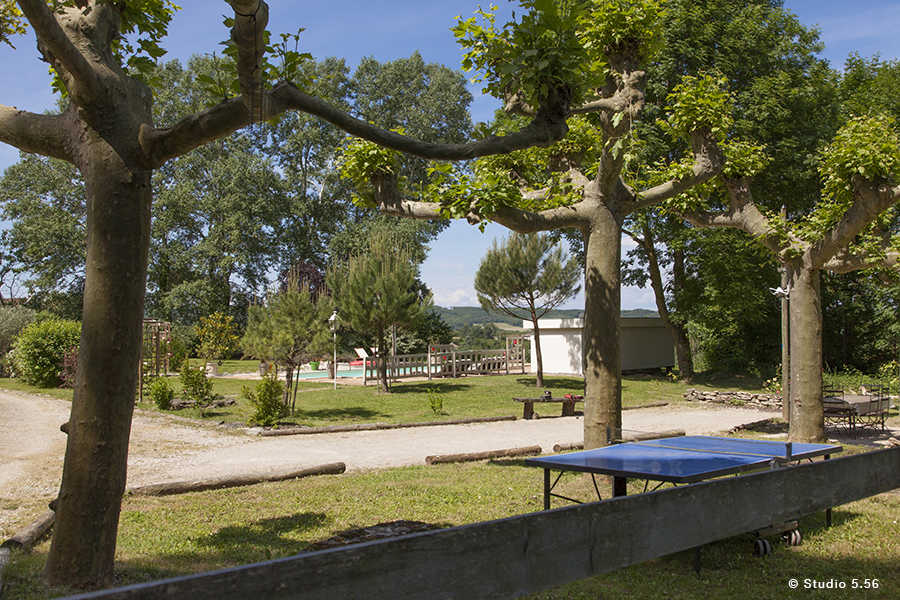 table de ping pong et terrain de boule