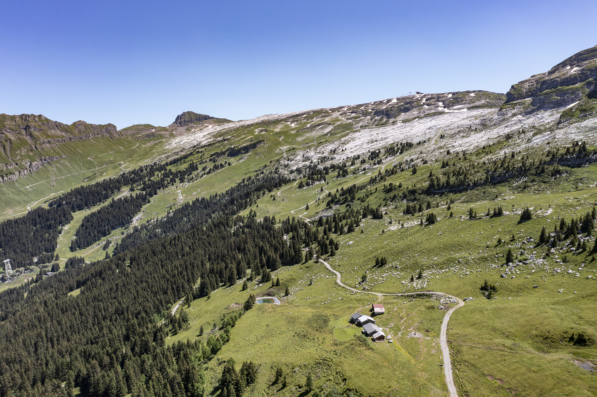 Vue aérienne des alpages d'Aujon