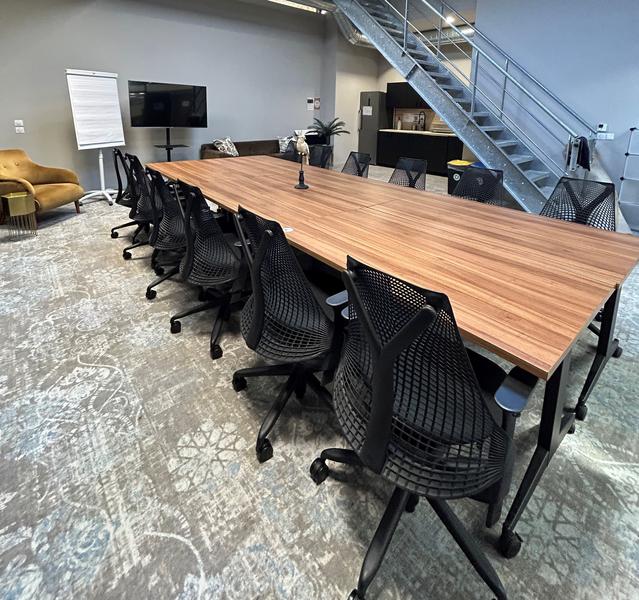 Notre Salle Tisanerie de 58 m² est un espace moderne et polyvalent, parfait pour des événements de taille moyenne. Réservable à la demi-journée ou à la journée, cette salle peut accueillir jusqu’à 30 personnes.