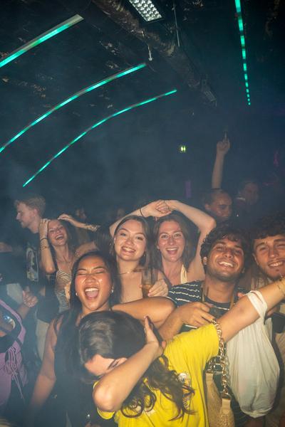 Soirée animée du Orange Bar Crawl à Nice avec musique, danse et énergie collective, emblématique de la vie nocturne sur la Côte d’Azur.