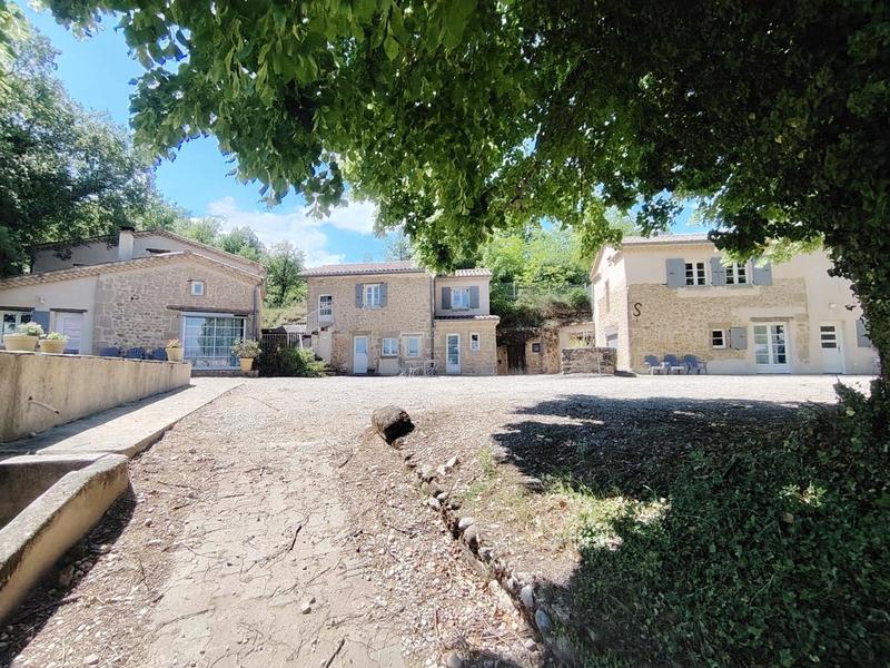 Le Hameau des Troubadours composé de 3 maisons indépendantes: à gauche Les Orchidées Sauvages (6 pers), au milieu Les Marnes Mystérieuses (4 pers) et à droite Les Chênes Philosophes (6 pers)