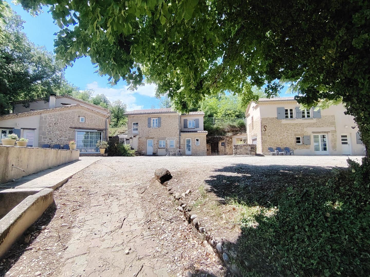 Le Hameau des Troubadours composé de 3 maisons indépendantes: à gauche Les Orchidées Sauvages (6 pers), au milieu Les Marnes Mystérieuses (4 pers) et à droite Les Chênes Philosophes (6 pers)