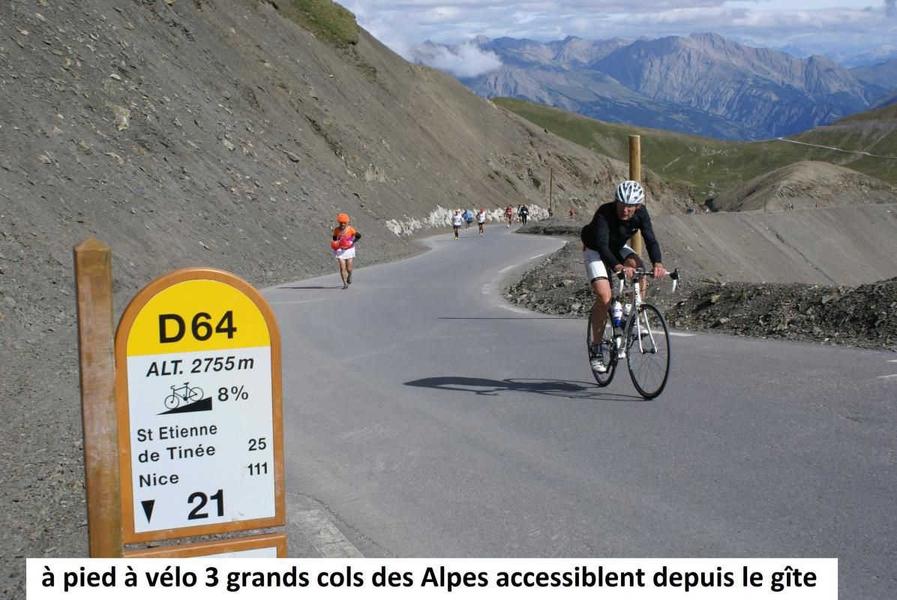 Départ du village pour la plus haute route d'Europe col de la Bonette 2860 m pour les amateurs de vélo (plusieurs passages du tour de France) accés aussi au col de le Lombarde et de la Couillole