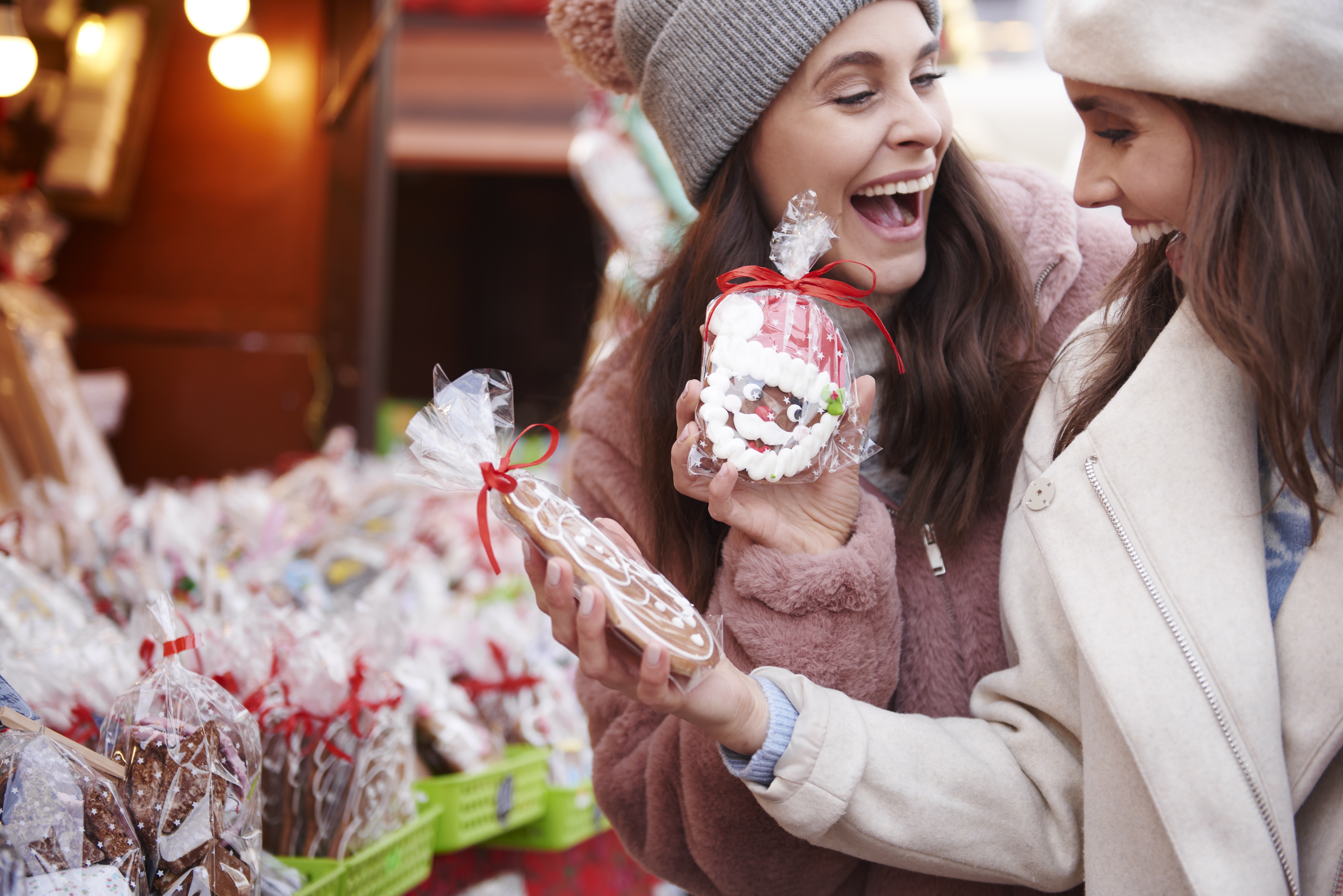Jeunes femmes qui font des achats de Noël