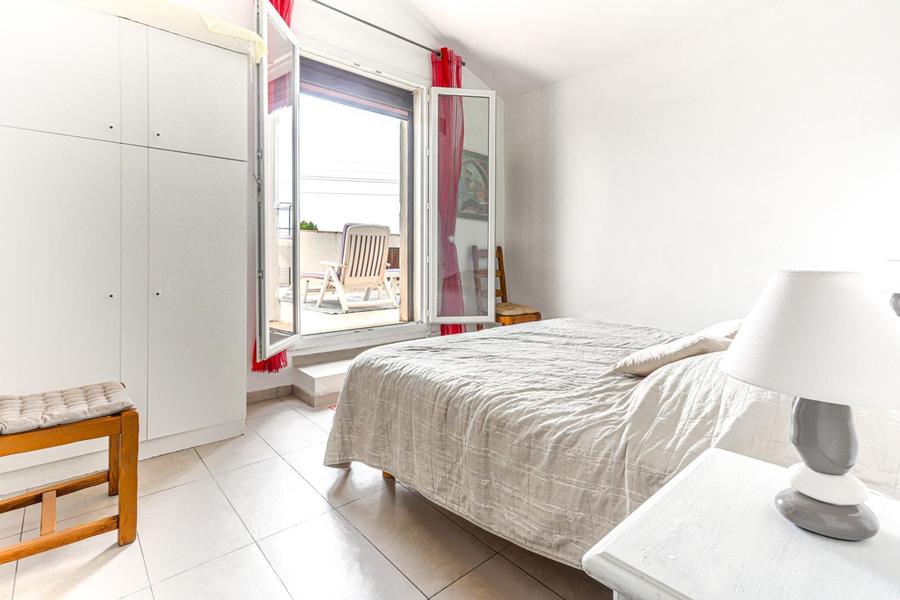 Gîte Le Clos du Noyer Renard-Chambre avec Terrasse : 2 lits 1 pers. électriques pouvant former 1 lit en 180cm) et un lit escamotable en 90cm-La Gaude-Gîtes de France Alpes-Maritimes 