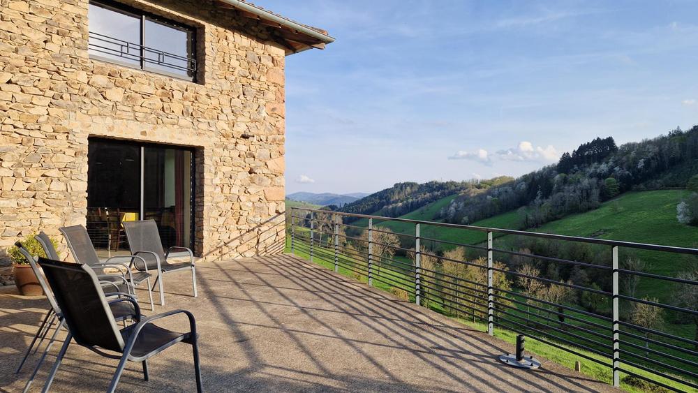 Gîte du Grand Peisselay à VALSONNE (Rhône - Beaujolais Vert) : La terrasse et la vue sur la vallée de Peisselay, sans aucun vis à vis.