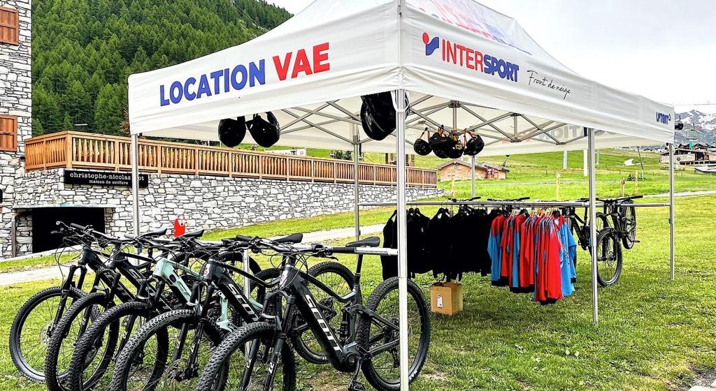 Extérieur tente - location vélos - Intersport Val d'Isère