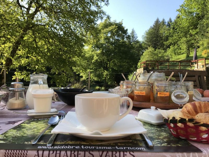Le petit déjeuner sur la terrasse du Moulin