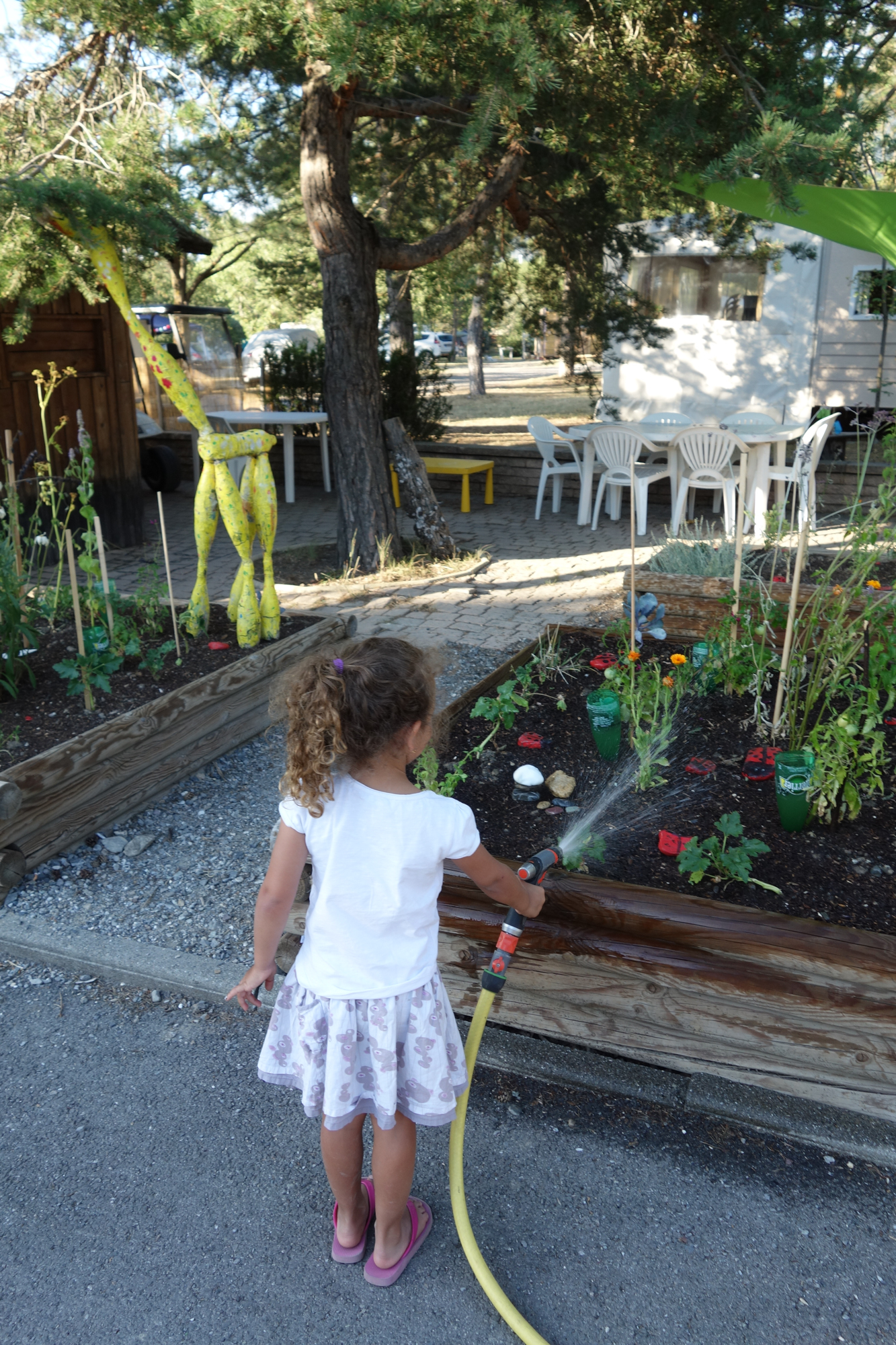 Activité enfant jardinage - Camping Le Petit Liou BARATIER