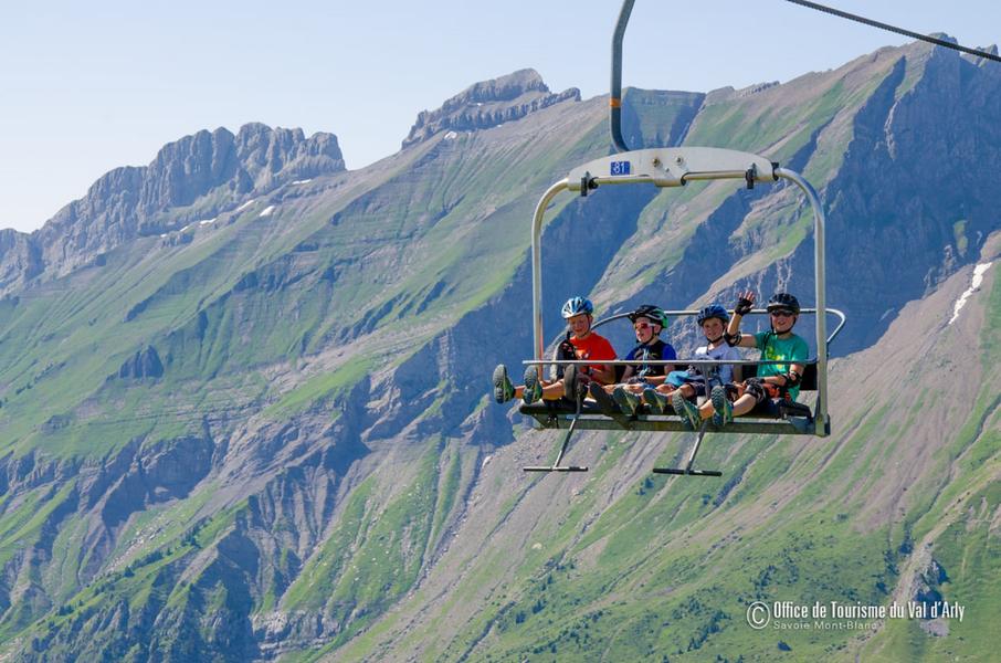Télésiège en été à La Giettaz en Aravis