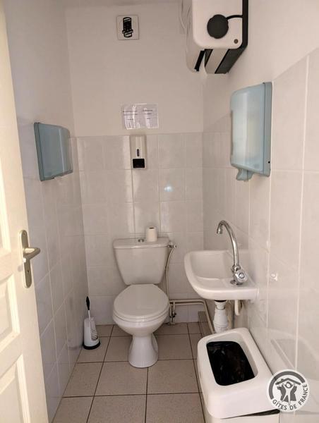 Grand Gîte communal - 15 personnes à Affoux - centre du village, en Haut Beaujolais, dans le Rhône : le wc avec lave-mains au 1er étage.