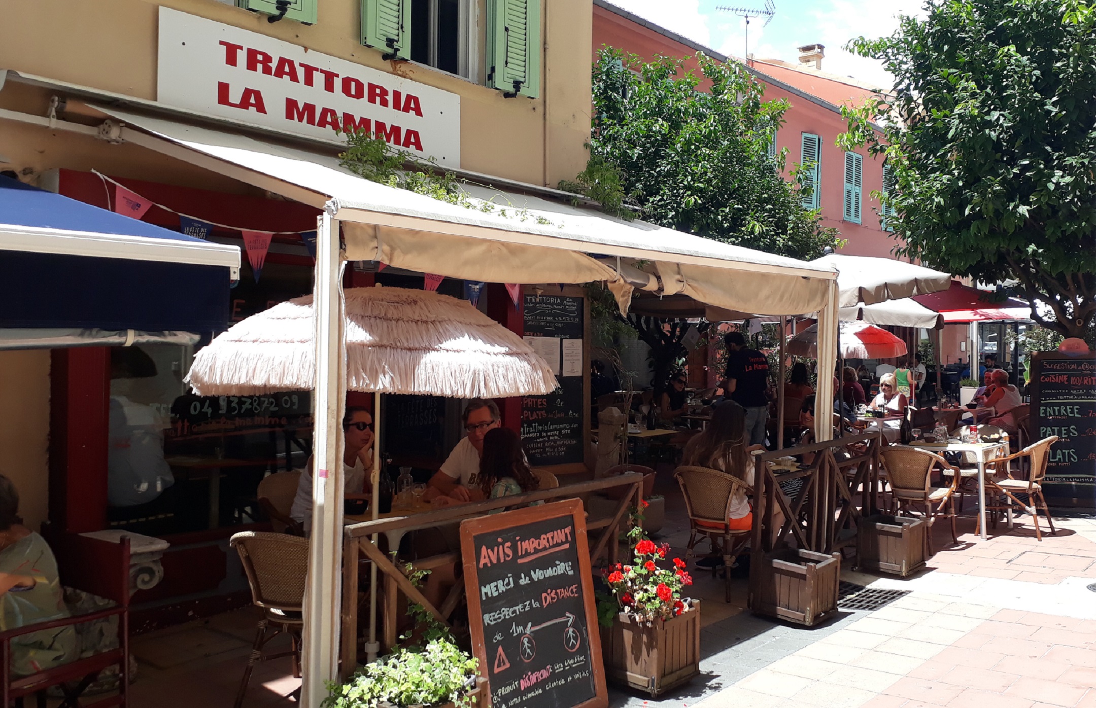 Terrasse et entrée du restaurant