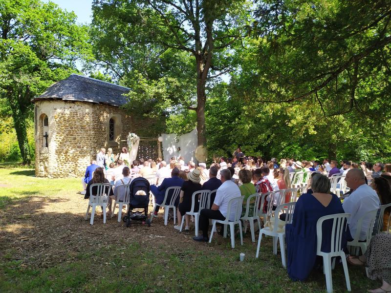 Cérémonie laïque près de la chapelle