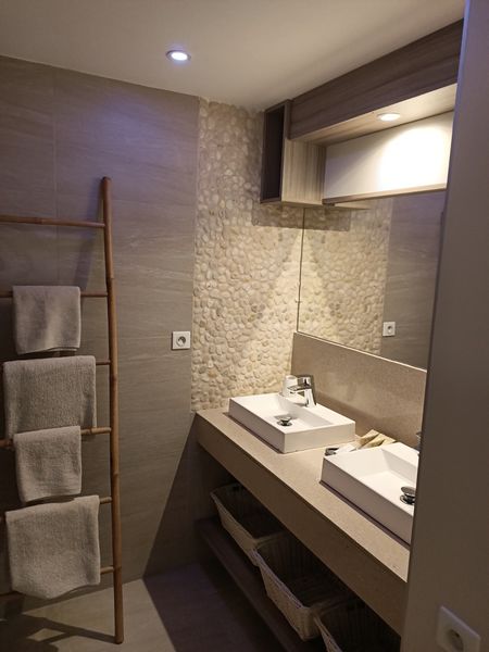Salle de bain ocre