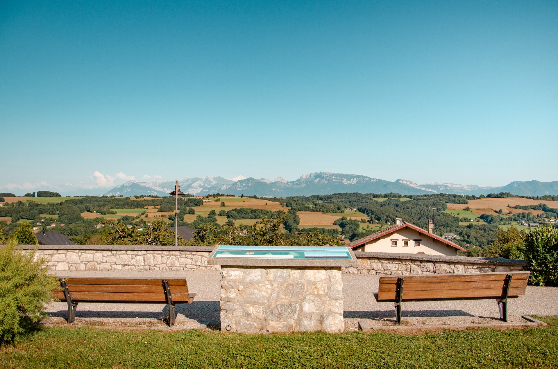 Panorama sur le massif des Bornes et le Mont Blanc depuis Le Sappey