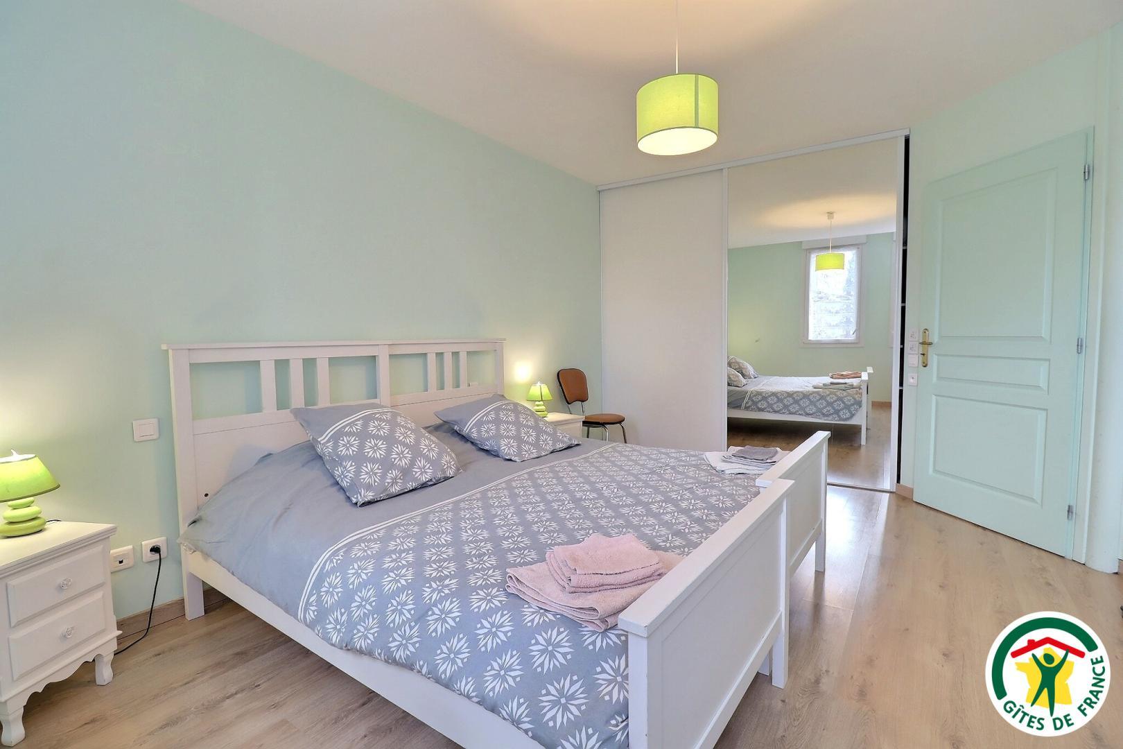 Chambre avec un lit double ou deux lits simples (1x180 ou 2x90 x200), placard