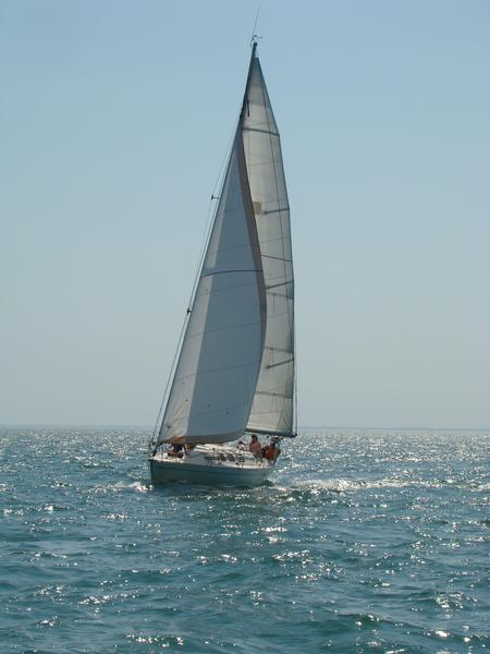 Un voilier en mer.