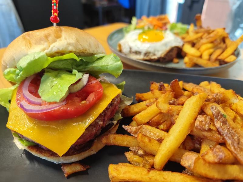 Un burger avec des frites