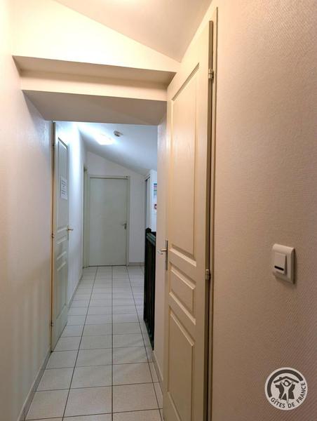 Grand Gîte communal - 15 personnes à Affoux - centre du village, en Haut Beaujolais, dans le Rhône : Dégagement desservantr les 3 chambres et sanitaires au 2ème étage.
