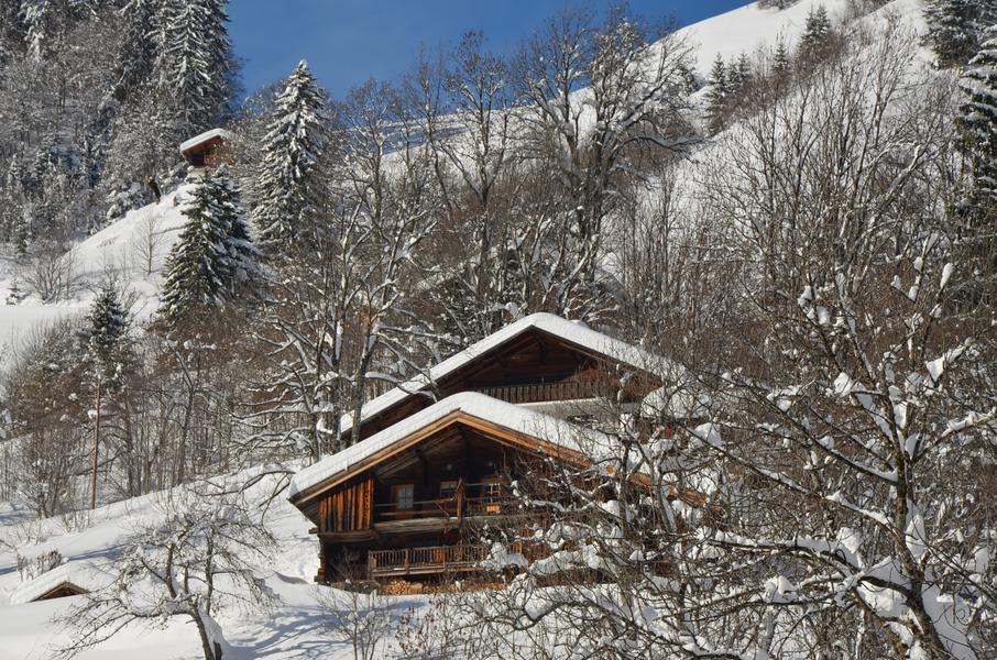 Ferme d'époque en hiver à La Giettaz
