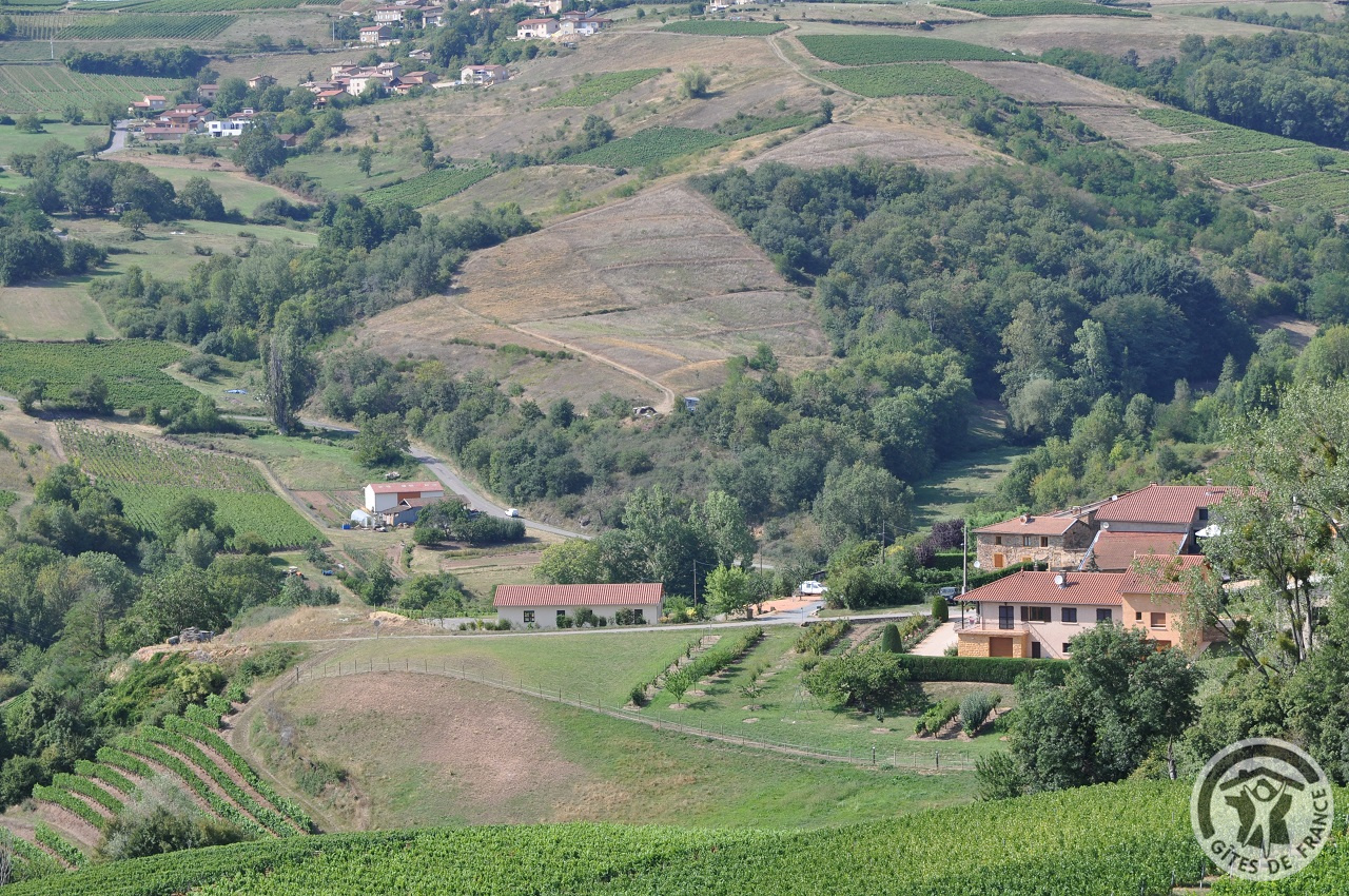 Gîte 'Nid vu Nid connu' à St Laurent d'Oingt - Val d'Oingt (Rhône - Beaujolais) : le hameau et le gîte.