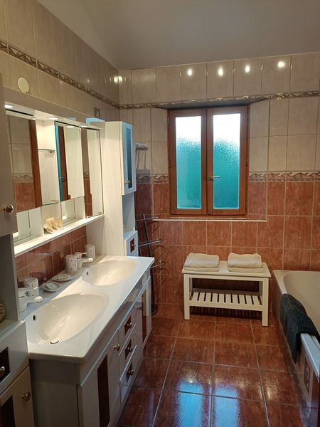 Salle de bain lilas et olive