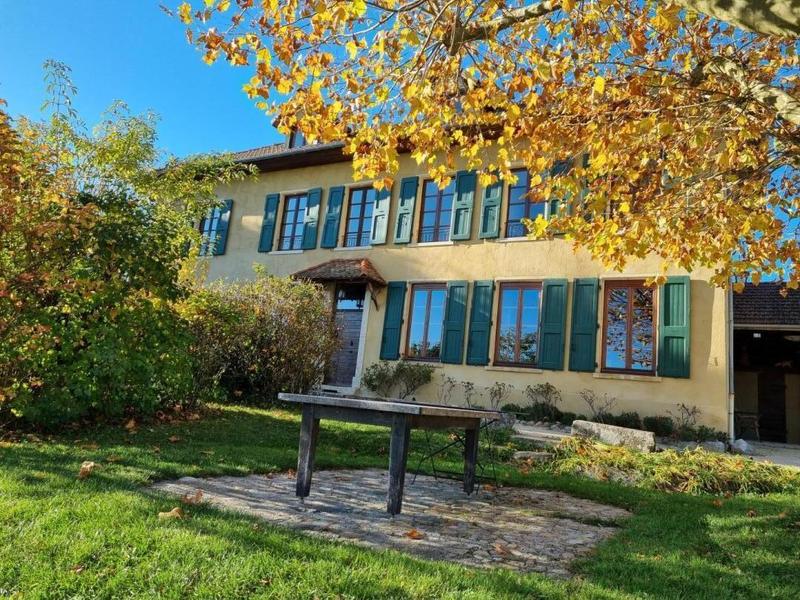 Ancienne Mairie-Ecole de Chélieu, notre propriété est un gîte depuis 1994.