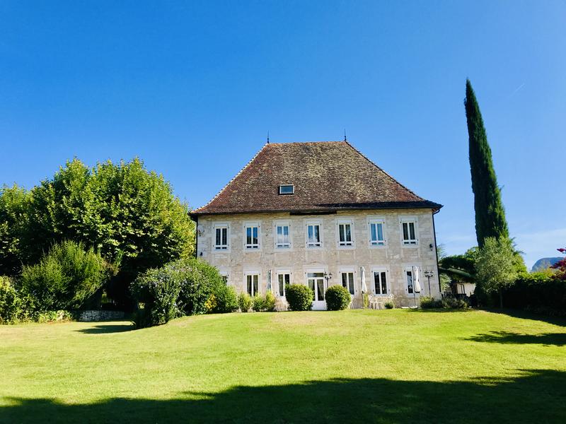 Le parc du gîte 5* du Domaine du Manoir aux Avenières-Veyrins-Thuellin
