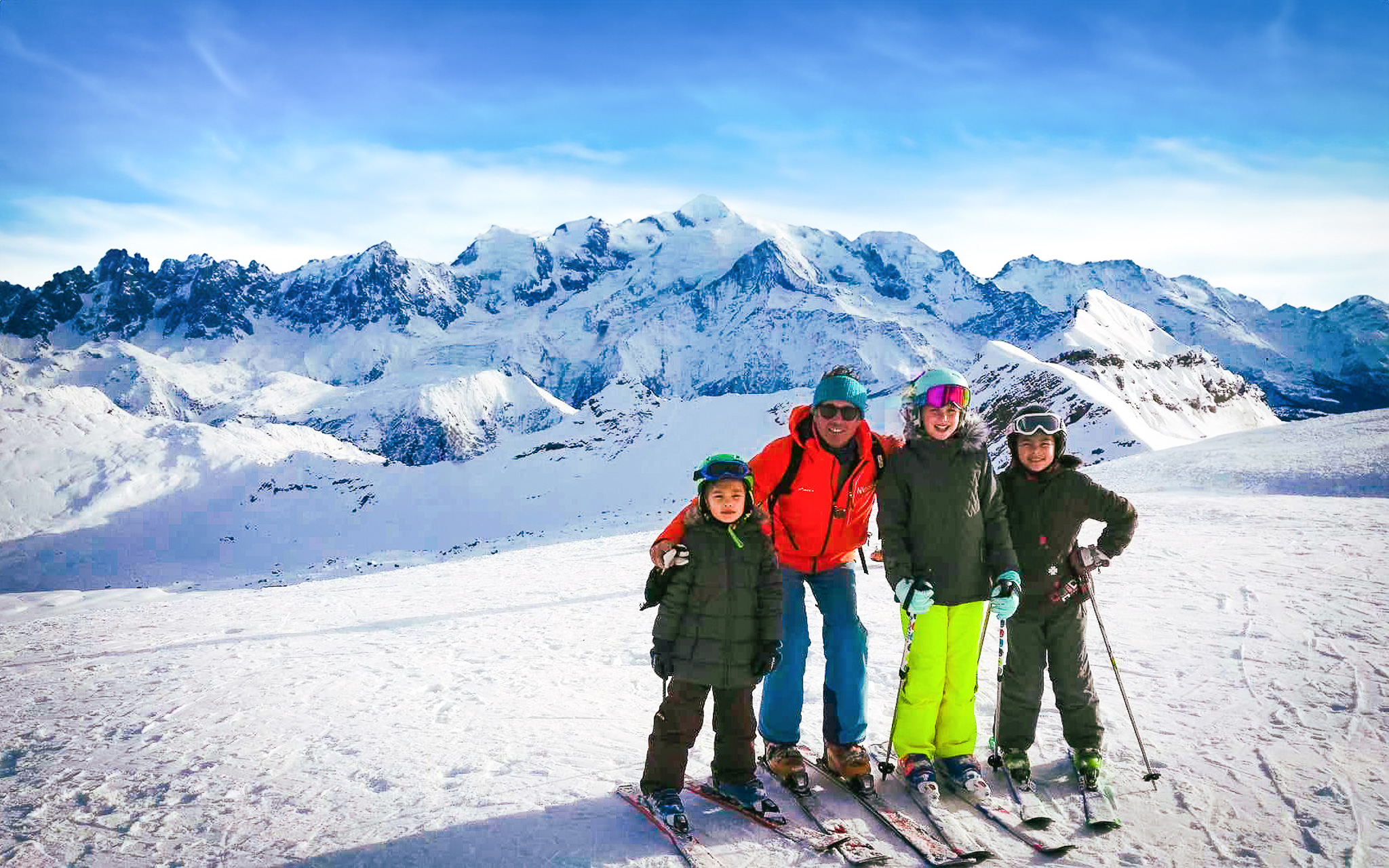 Groupe d'enfants pendant un cours de ski au sommet des Grandes Platières avec Nicolas