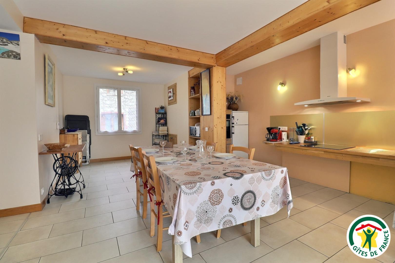 Pièce à vivre avec espace repas et cuisine équipée